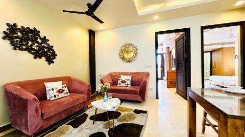 Greater Kailash Apartamento | BluO 2BHK - M Block Mkt - Lift , Balcony , Parking