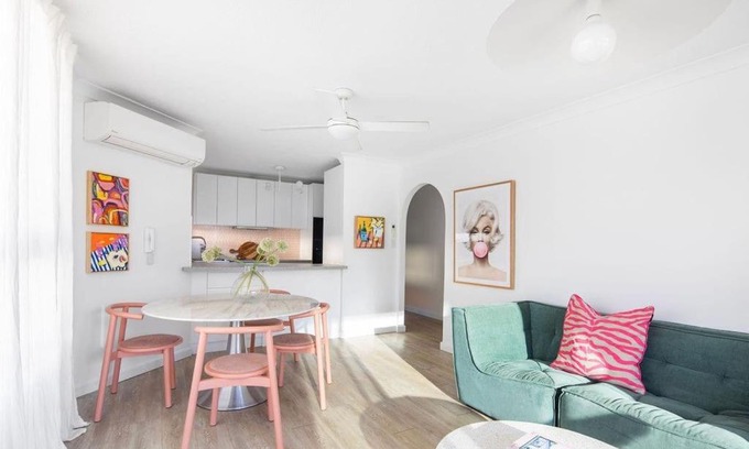 Broadbeach Apartamento | Blush on Broadbeach- beachside and pet friendly, 3rd floor walk up