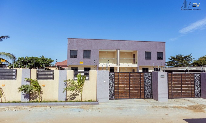 Buduburam Casa | blvd Exec Villa, 4-bedroom apartment in Kasoa with AC, WiFi. Enjoy your stay