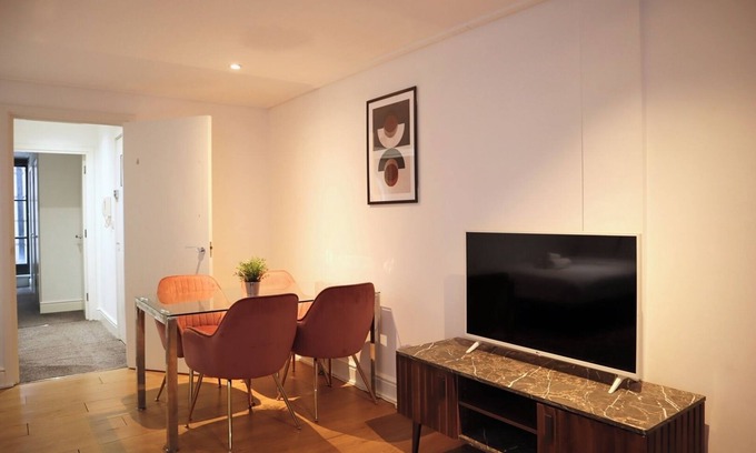 The City of London Apartamento | BnBNook - 1BR with Patio - St. Paul’s Cathedral