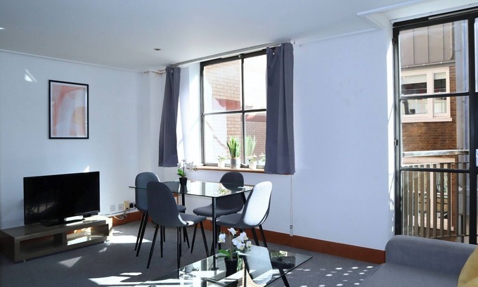 The City of London Apartamento | BnBNook - Central 2BR with Balcony - Soho and Strand