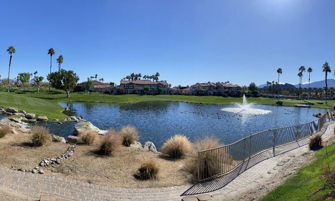 Palm Desert Condominio | Lakeside En La Quinta! Absolutamente prístina 2/2 unidad inferior / W Impresionantes vistas !!