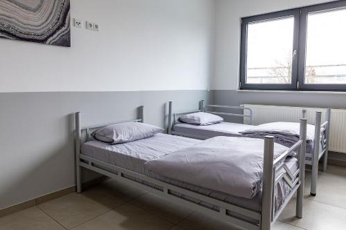 Hanau Apartamento | BOARDINGHOUSE KAYSER Günstige Monteursunterkunft, Monteurwohnung in Hanau bei Frankfurt am Main und Aschaffenburg, KOSTENFREIE PARKPLÄTZE!