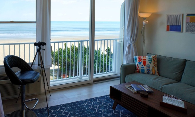 Northeast Virginia Beach Condominio | Modern Oceanfront Condo + Pool near Top Dining