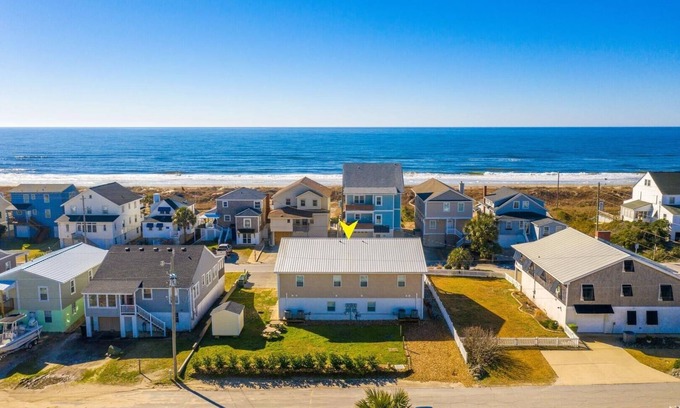 Atlantic Beach Condominio | Boardwalk Shores D 2 Bedroom Duplex by RedAwning