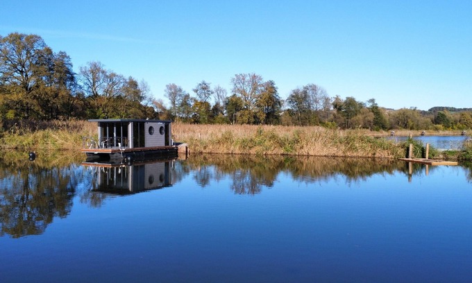 Kirchberg an der Raab Alquiler De Eote | Barco 'Hausboot Eisvogel' con vistas al lago, WLAN y aire acondicionado