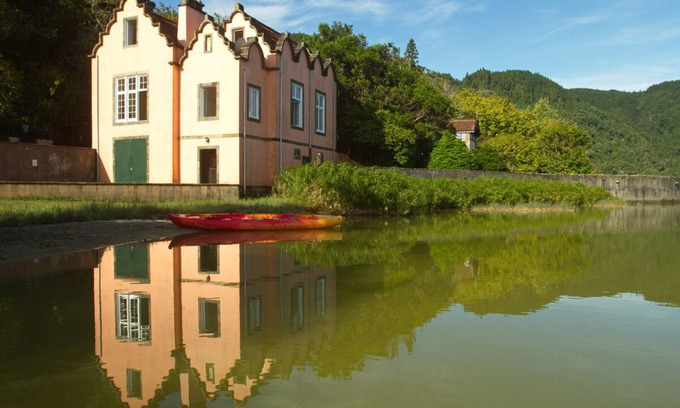 Povoacao Casa | Casa de barco duerme 4 en Furnas orilla de la laguna con canoas y bicicletas