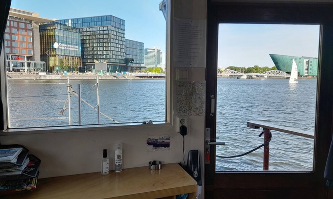 Burgwallen Nieuwe Zijde Alquiler De Eote | Boat with a view in center of Amsterdam