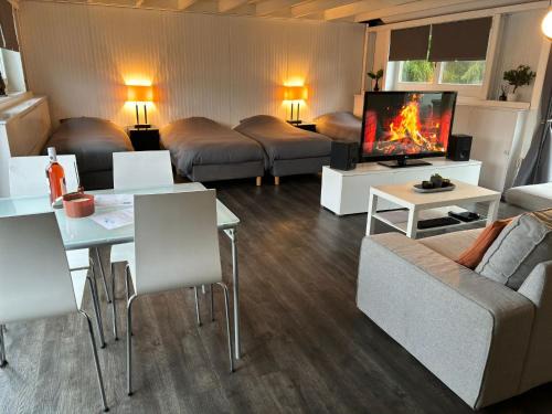 Slotervaart Cama Y Desayuno | Boathouse Amsterdam with bikes