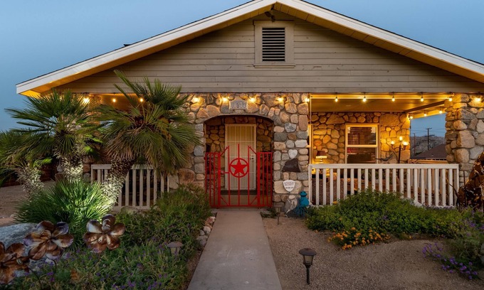 Morongo Valley Casa | RANCHO ROCK HOUSE DE BOBBYSUE