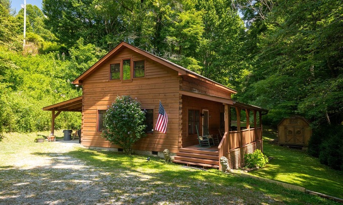 Sugar Grove Cabina | 🐾 Bobcat Run - real log cabin w/ huge hot tub! Near Watauga Lake 🚤 & River 🐟