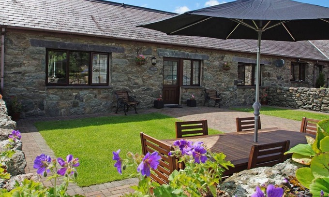 Gaerwen Casa | Esta casa de piedra que tiene un hermoso jardín amurallado y se encuentra dentro de 7 acres de campo abierto con