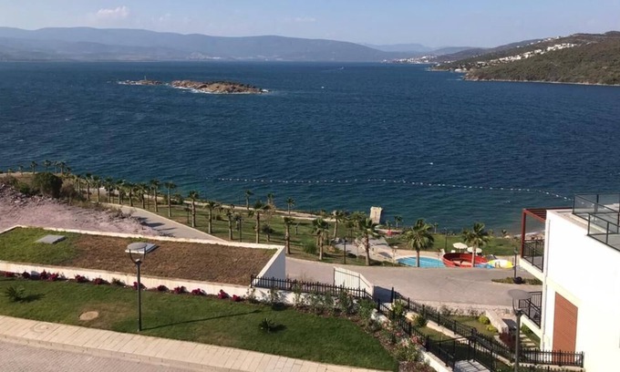 Milas Apartamento | Bodrum. Wohnung mit Meerblick, Privatem Strand, Aquapark und Infinity Pool
