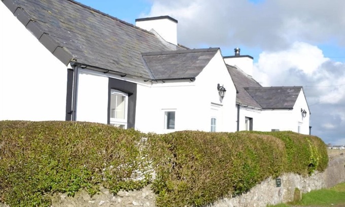 Ty Croes Apartamento | Bodwarren - a ground floor bedroom that sleeps 4 guests in 2 bedrooms