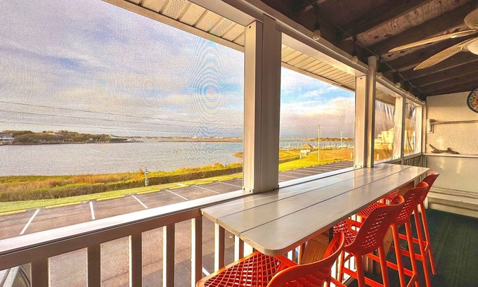 Atlantic Beach Condominio | Bogue Shores Studio - Sound Front Porch and Beach Access All-in-One!