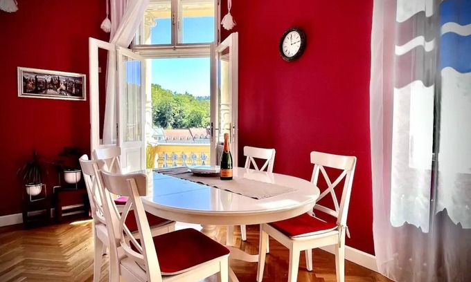 Karlovy Vary Apartamento | Bohemian City View + Balcony + Free Parking at the property