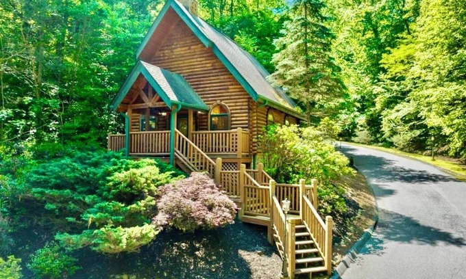 Hemlock Hills Cabina | "Bohemian Falls Chalet" A Lux Romantic Cabin,DWNT,Walkable,Fireplace,Hotub,pets