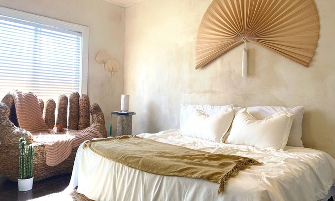 Westlake South Apartamento | Bohemian Oasis 4 Minutes from Downtown LA