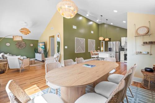 Downtown Casa | Boho 5BR Modern Villa w Hot Tub, Grill, Patio and Backyard