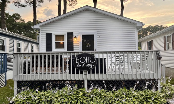 West Ocean City Cabaña | Boho Beach Cottage- Quiet, Deck, Private parking, Bikes- 1 mi to Beach & Boards!