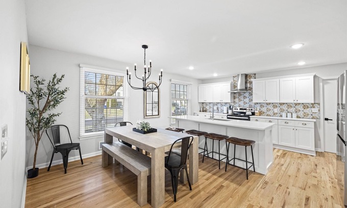Overland Park Casa | Boho Beauty Newly Remodled 4BD/3 FULL BATH