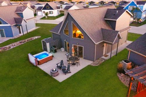 Arnolds Park Casa | BOHO Bungalow on the Pond w/Hot Tub