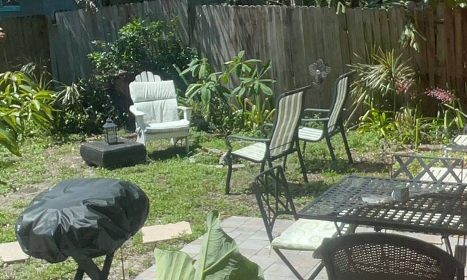 Disston Heights Apartamento | Boho Chic 1BR apt with hot tub, yard and BBQ near beach & downtown St. Pete
