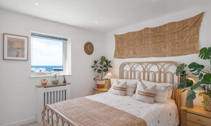 Newquay Apartamento | Boho-Chic Apartment w/ Sea Views & Parking