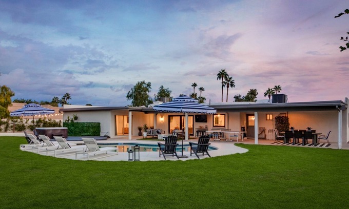 Raskin Estates Casa | BOHO CHIC Luxury Getaway Sleeps 14+ W/9 hole Putting green