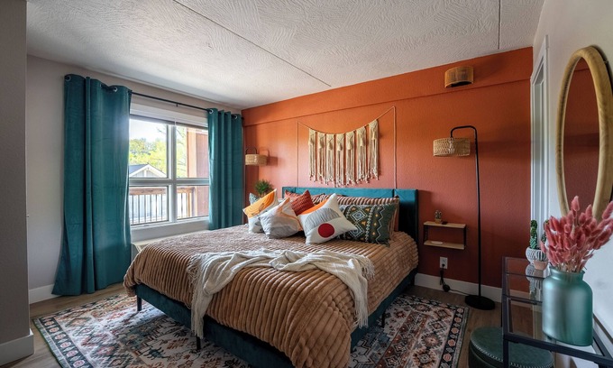 Downtown Branson Condominio | Boho Condo with Pool & Fitness Center—Next to Branson Landing—Pet Friendly!