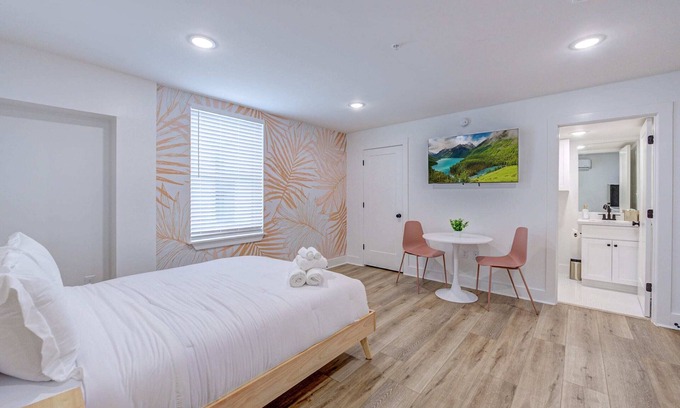 Galveston Apartamento | Boho Flamingo Studio Apartment