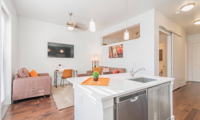 Barclay Downs Condominio | BoHo Flat in Stylish SouthPark Charlotte~King Bed~Long Term Welcome