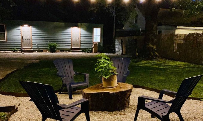 East Memphis Apartamento | Boho Groove - urban studio with relaxing backyard