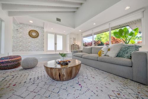 Glenvar Heights Casa | Boho House - Stylist Home with Parking and large Yard