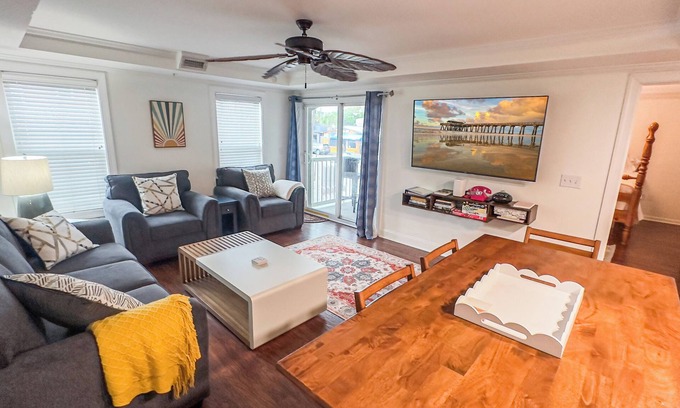 Savannah Beach Condominio | Boho-inspired condo easy walk to beach/pier, best restaurants, shops