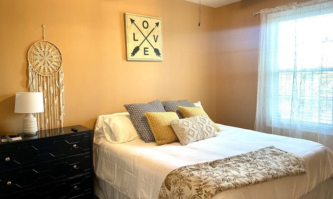 Rehoboth Beach Condominio | Boho Rehoboth condo-2bd/3.6mi to Beebe/.5mi outlets/walk to coffee!