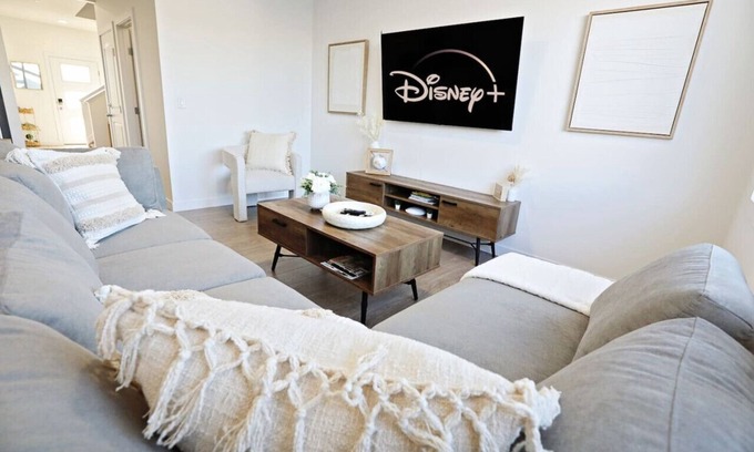 Northwest Edmonton Casa | BoHo Retreat with King Beds|Golf|Disney+|Near WEM