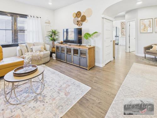 Albany Apartamento | Boho Revival Modern Glam with AC in Downtown Albany