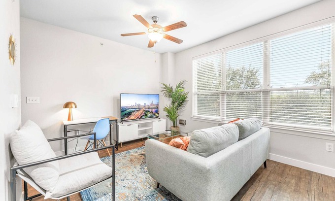 Highland Apartamento | Boho SoCo 1BR Queen Suite w/ GymPickleballLaundry