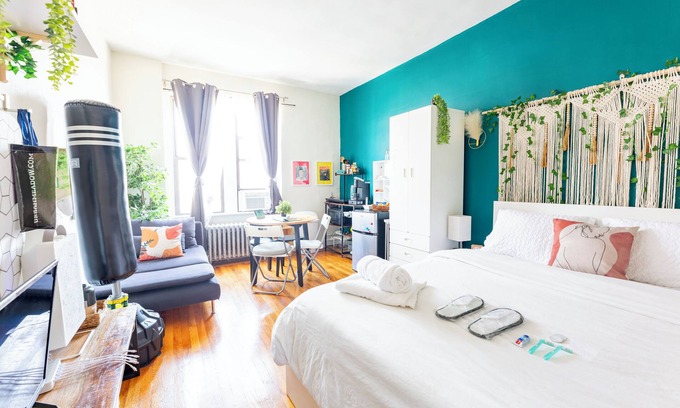 Queens Apartamento | BOHO Suite large room with kitchenette-25 min to time square