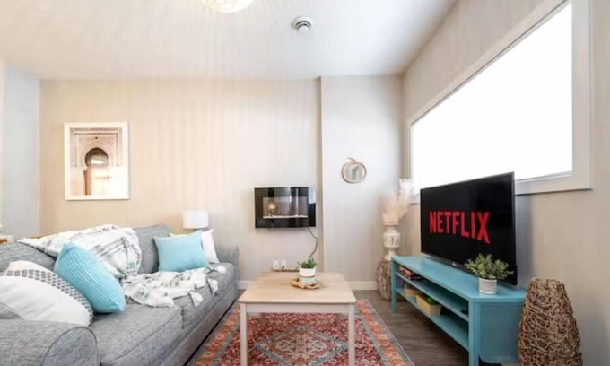 North Central Edmonton Casa | Boho Suite - Long Stays - King Bed - Fireplace & WiFi