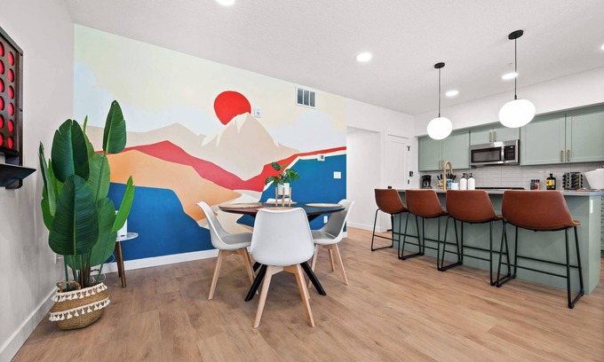 People's Freeway Casa | Boho Vibe Townhome King Bed Garage SLC