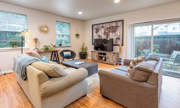 Corvallis Casa | Boho Vibes- family townhouse w/ gourmet kitchen