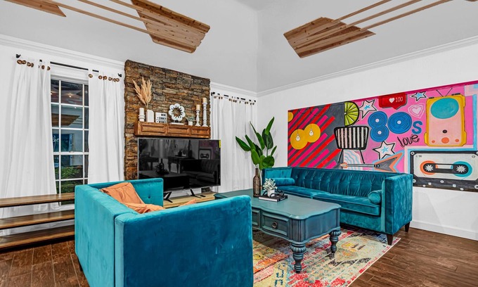 George Bush Park/Eldridge Casa | Boho Vibrant 80s Livings 4 BR's House Mural Garden in Houston Energy Corridor