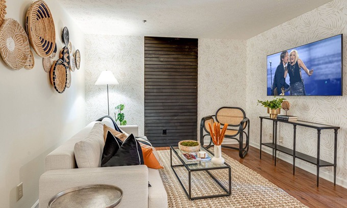 West End Casa | Boho West - 3 Mins to Broadway - 31+ Day Stays