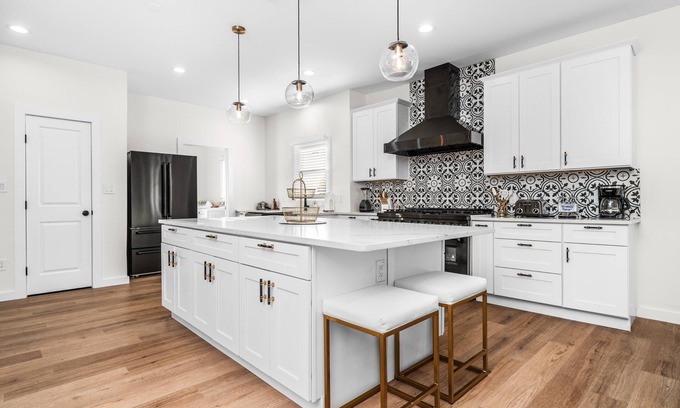 Eastside Promise Neighborhood Cabaña | Bold Bright 4br/3.5full Baths Near Riverwalk Dtown