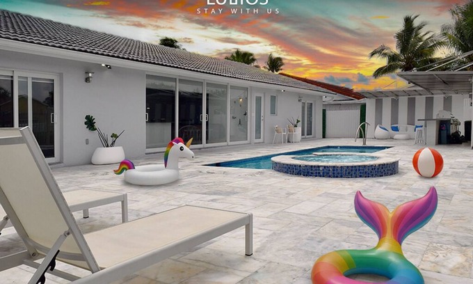 Country Walk Casa | Bold Elegance: 5BR w/ Pool, Wine & Designer Style