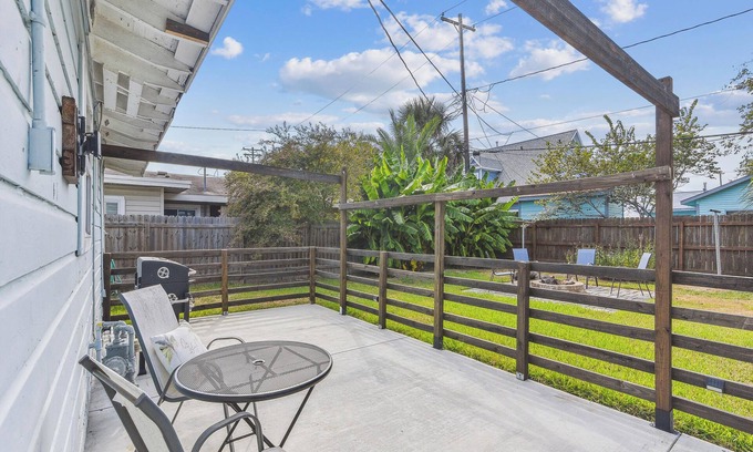 Galveston Casa | Bonita Beach House | Close to UTMB & Cruise Terminals +Dog Friendly + Firepit!