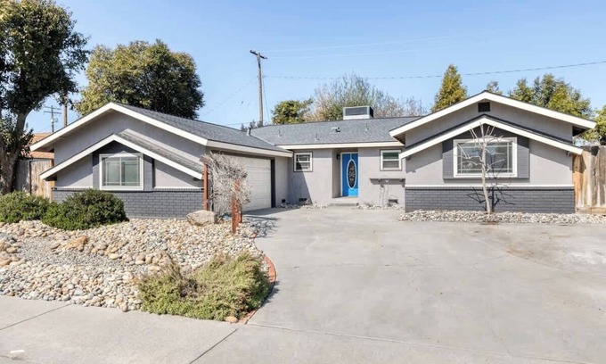 Porterville Casa | Bonita Blue - Spa & Zen Pond