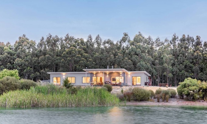 Wilyabrup Casa | Bonnie and Piper Lakeside and Wine Country Living